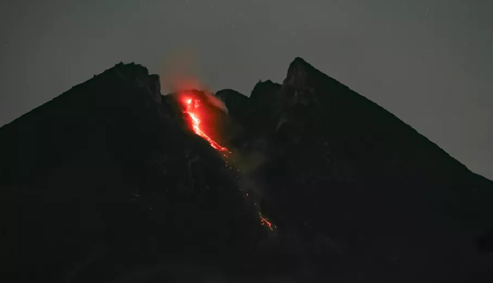 Endonezya'da yanardağ patlaması: Turuncu alarm verildi