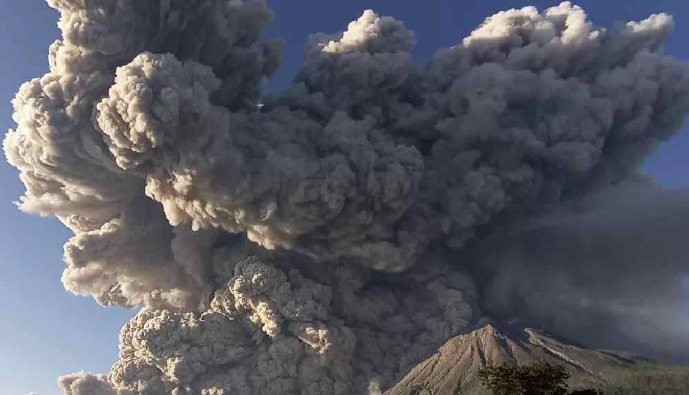 Endonezya’nın Sinabung Yanardağı yeniden hareketlenmeye başladı