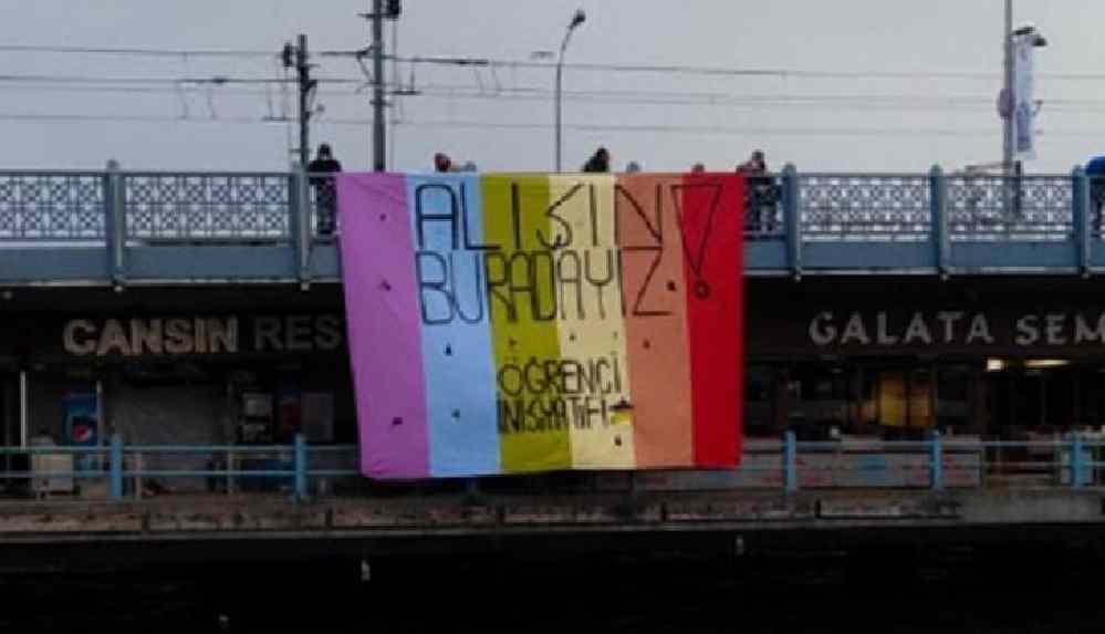 Galata Köprüsü'nde 'Alışın Buradayız' mesajlı gökkuşağı bayrağı