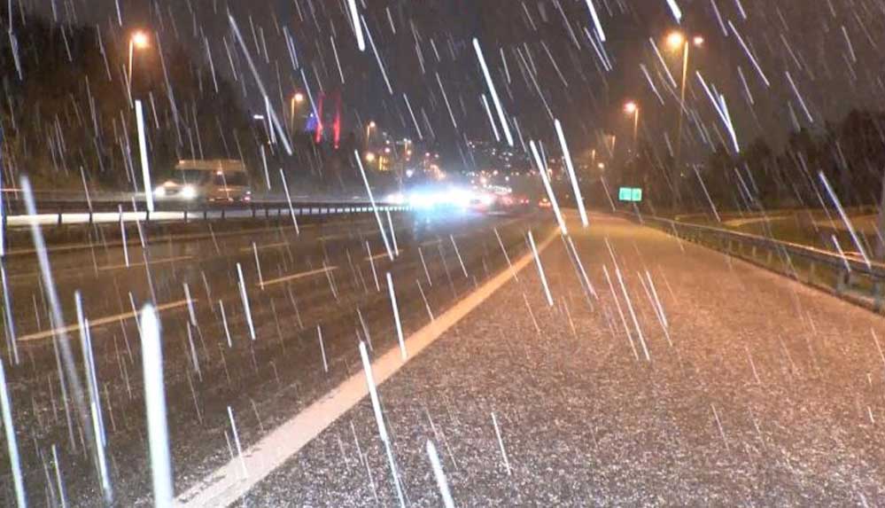 İstanbul'da kısa süreli kar yağışı etkili oldu