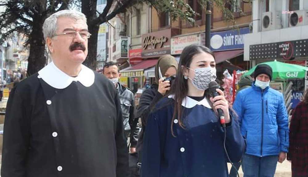 İyi Parti'liler okul önlüğü giydi, "Öğrenci Andı" kararını protesto etti 5 İyi-Parti'liler-okul-önlüğü-giydi,-'Öğrenci-Andı'-kararını-protesto-etti