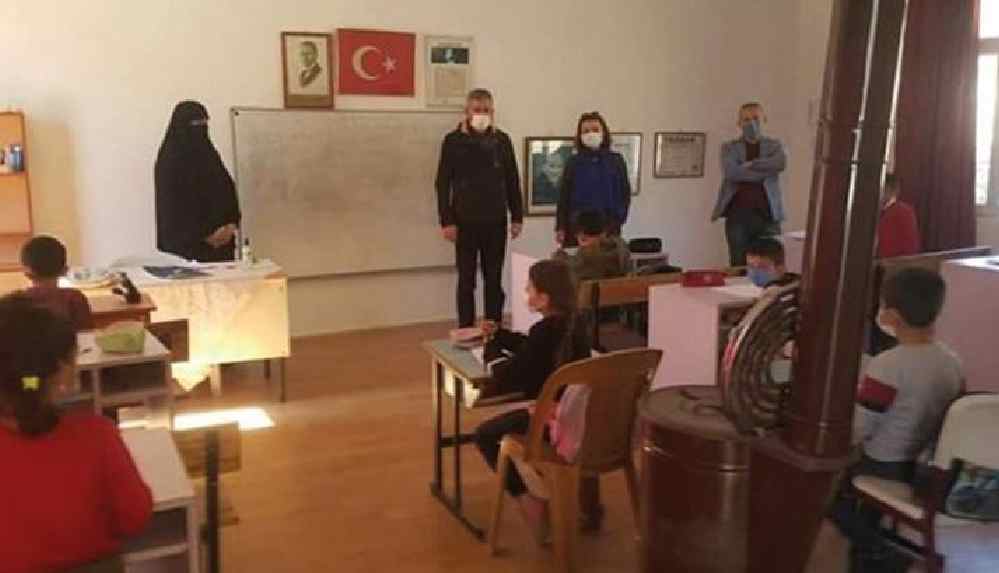 İmamın eşi çarşafla derse giriyor