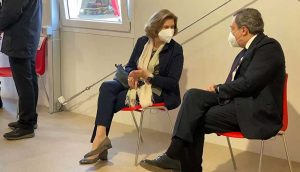 İtalya başbakanı ve eşi, koronavirüs aşısı için sıra beklerken görüntülendi