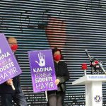 Kadın cinayeti kurbanlarının isimleri Turgutlu'da tribünlere asıldı