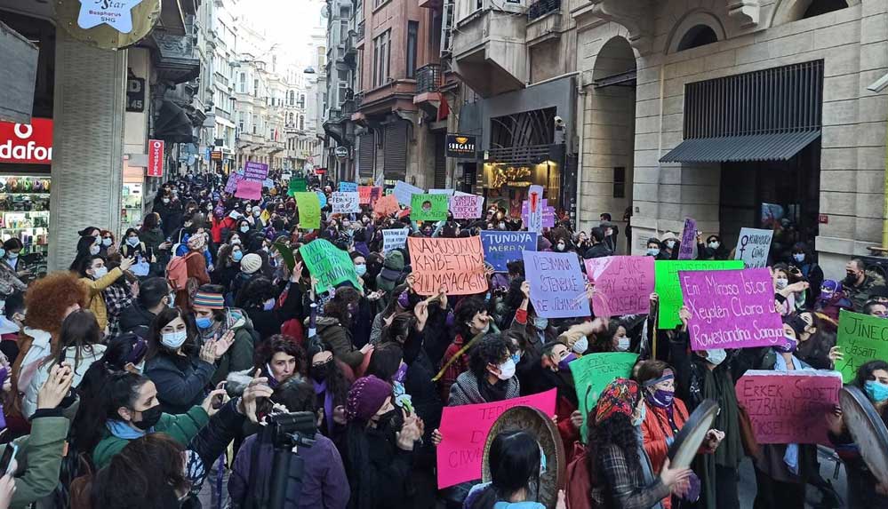 Kadınlar-8-Mart-Feminist-Gece-Yürüyüşü-için-Taksim'de--Polis-caddeyi-ablukaya-aldı