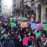 Kadınlar-8-Mart-Feminist-Gece-Yürüyüşü-için-Taksim'de--Polis-caddeyi-ablukaya-aldı