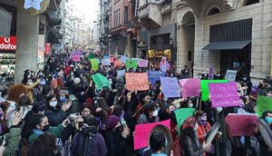 Kadınlar 8 Mart Feminist Gece Yürüyüşü için Taksim'de: Polis caddeyi ablukaya aldı