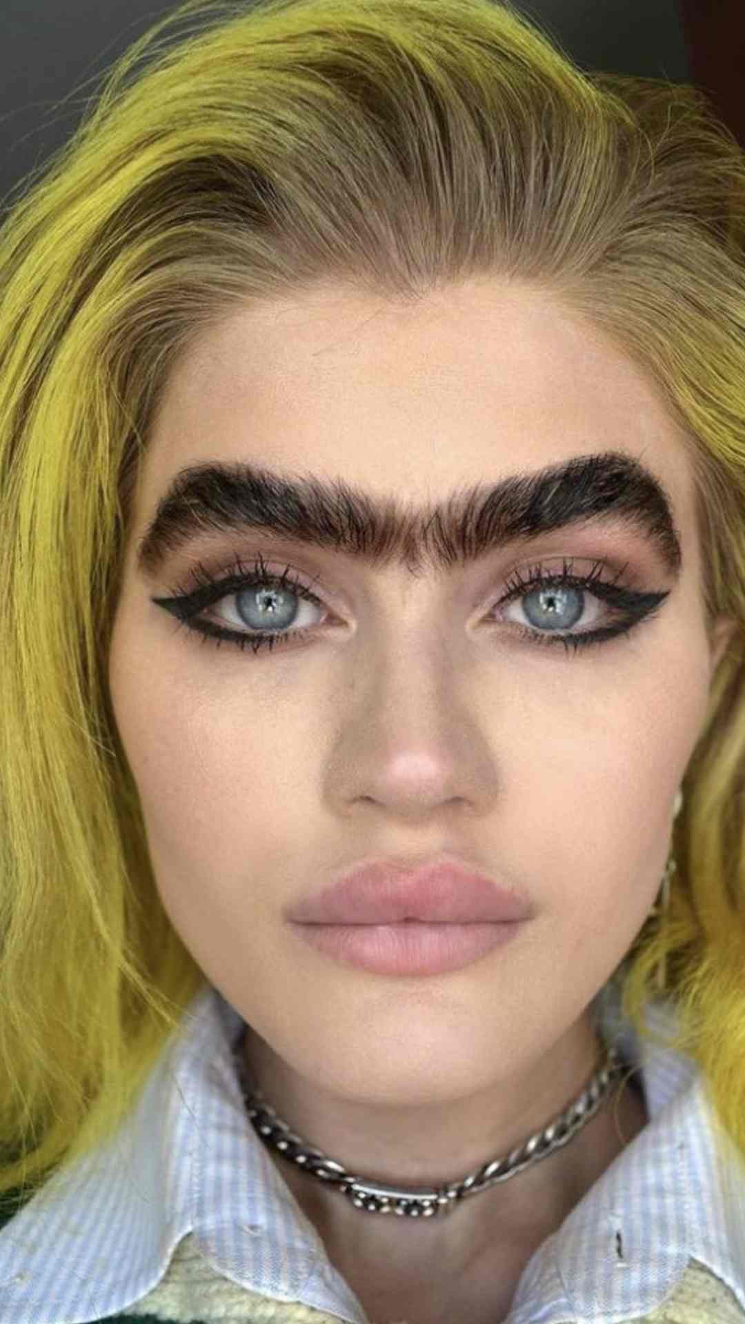 Kaşlarını almadığı için ölüm tehditleri alıyor!