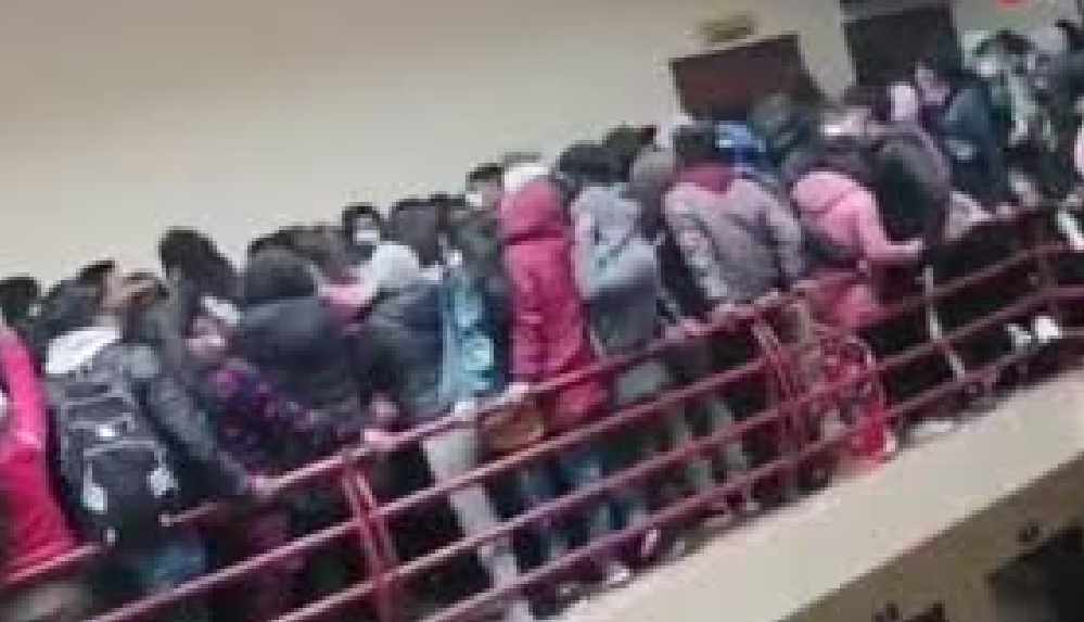 Kavgada korkuluklar kırıldı: Öğrenciler 5. kattan zemine düştü