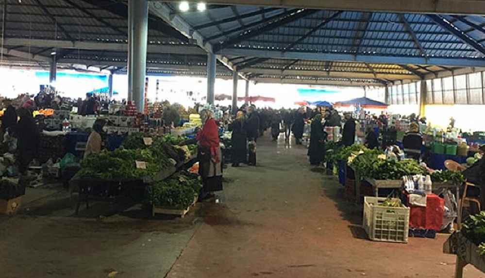 Koronavirüs testi pozitif çıkan pazarcı, tezgah başında yakalandı