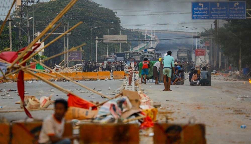 Myanmar'da darbe protestoları devam ediyor: En az 14 kişi yaşamını yitirdi