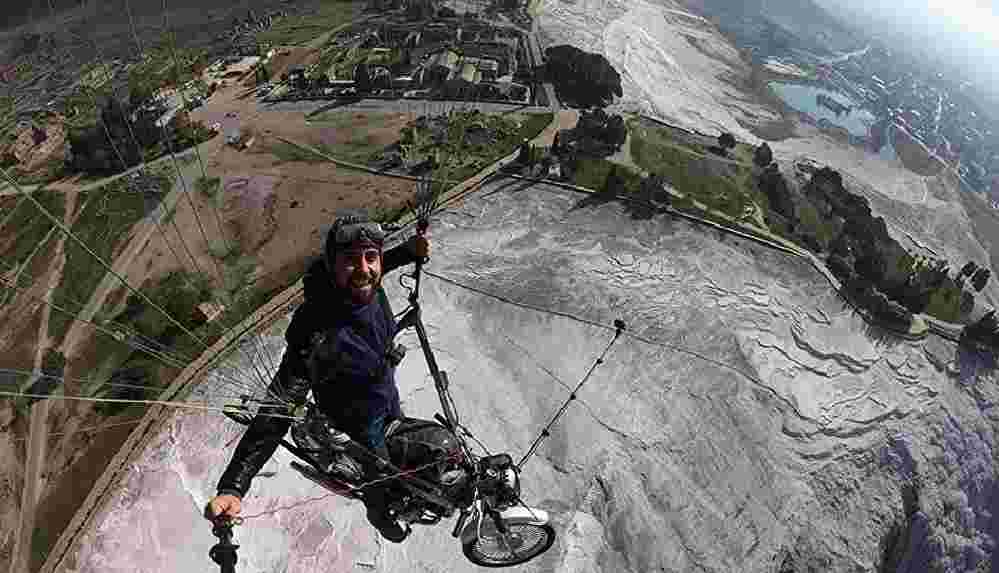 Paraşüte bağladığı motosikletle uçuş yaptı