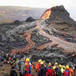 Patlayan volkanın önünde voleybol maçı yaptılar