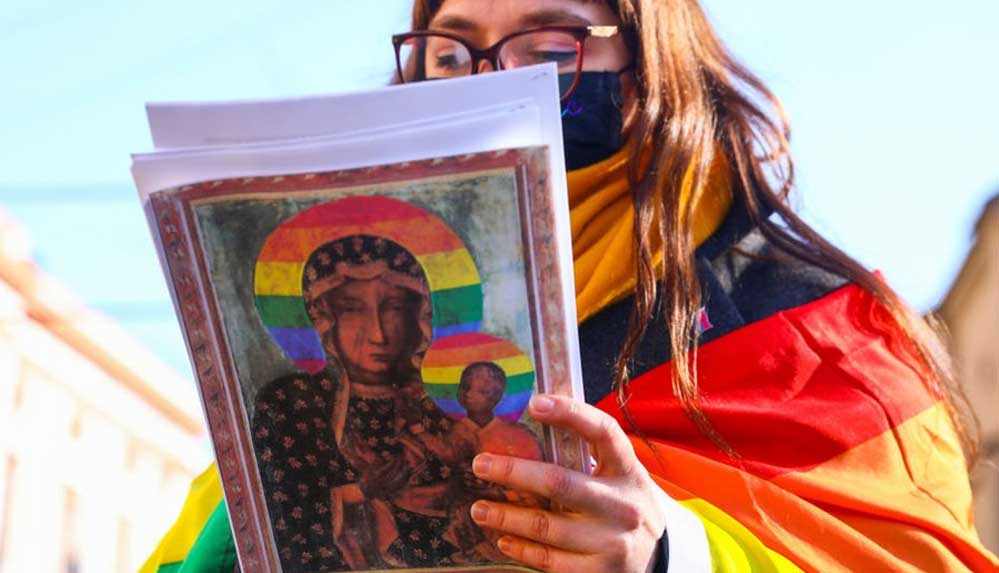 Polonya'da-Meryem-Ana'yı-LGBTİ+-sembolüyle-tasvir-edip-yargılanan-aktivistler-beraat-etti