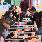 Restoranlar-açıldı,-AVM'lerin-yemek-katları-doldu--Oturarak-yemek-mutluluk