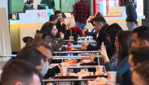 Restoranlar açıldı, AVM'lerin yemek katları doldu: Oturarak yemek mutluluk