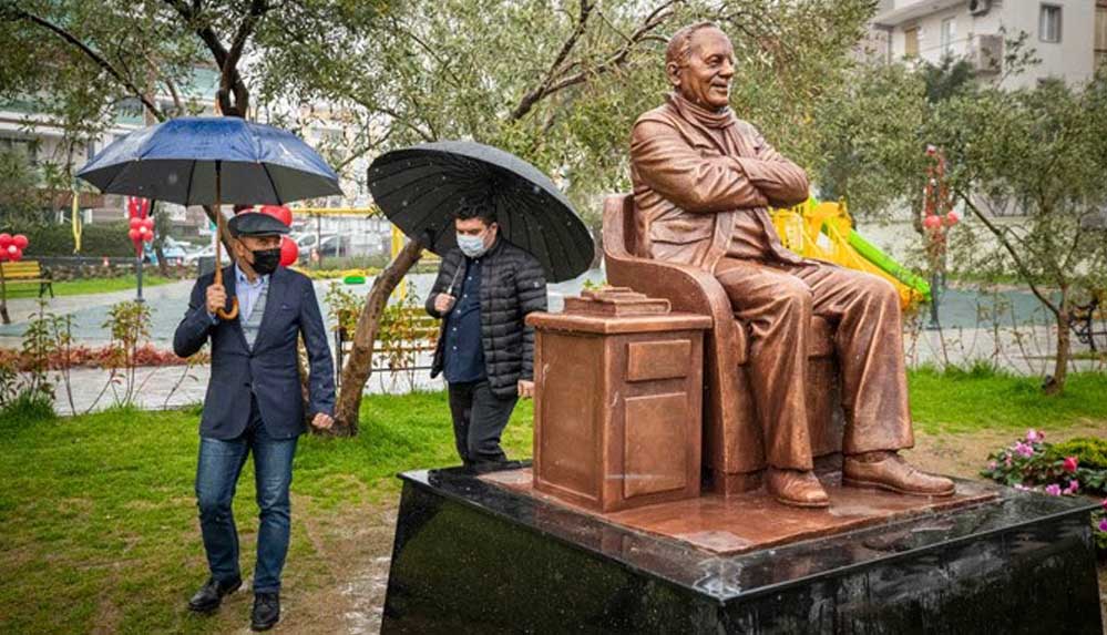 Saldırıya-uğrayan-Bekir-Coşkun-heykeli-yenilenecek