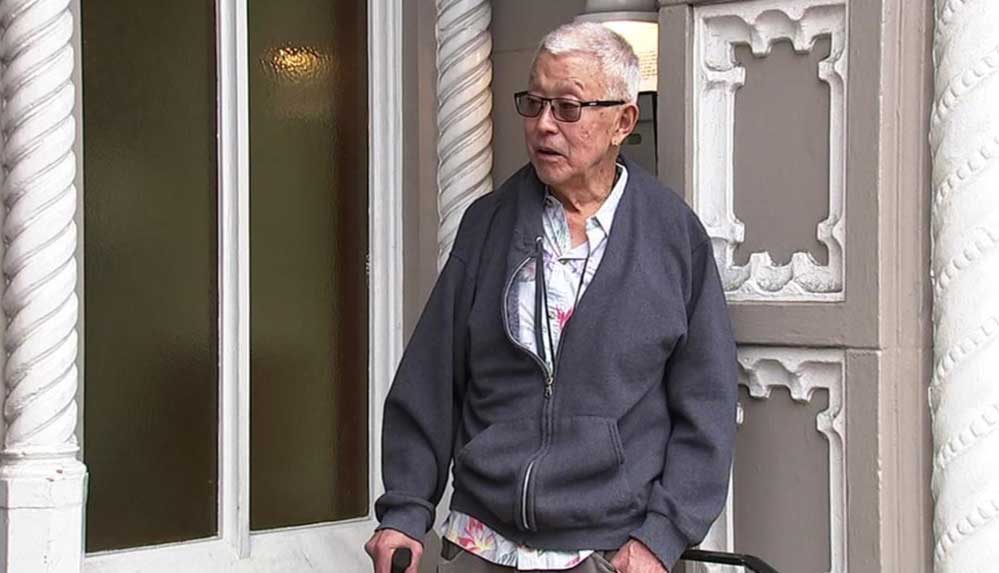 Saldırıya-uğrayan-83-yaşındaki-Asyalı-adam,-'İmdadıma-uyuşturucu-satıcısı-yetişti,-bana-baston-verdi'