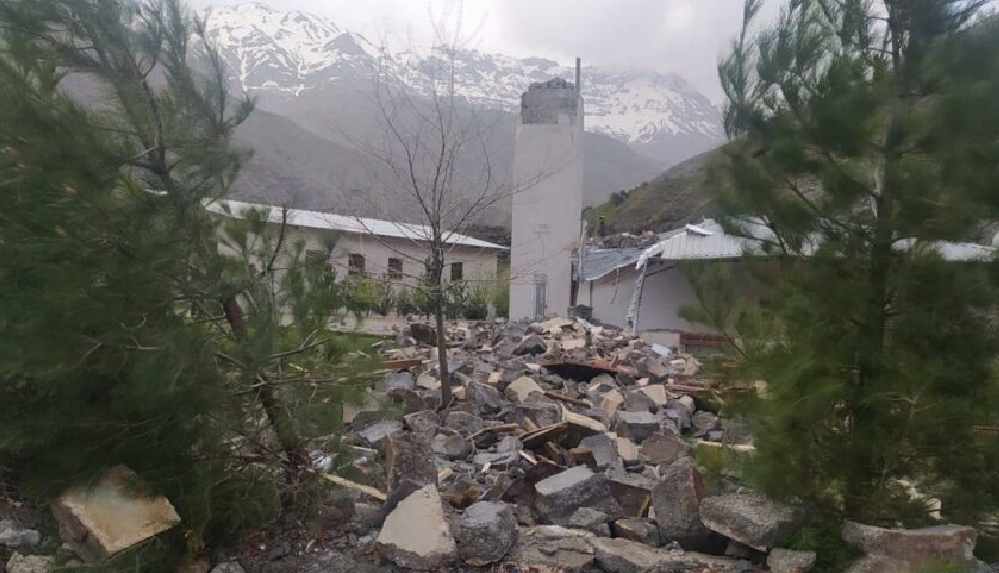 Şiddetli rüzgar cami minaresini yıktı