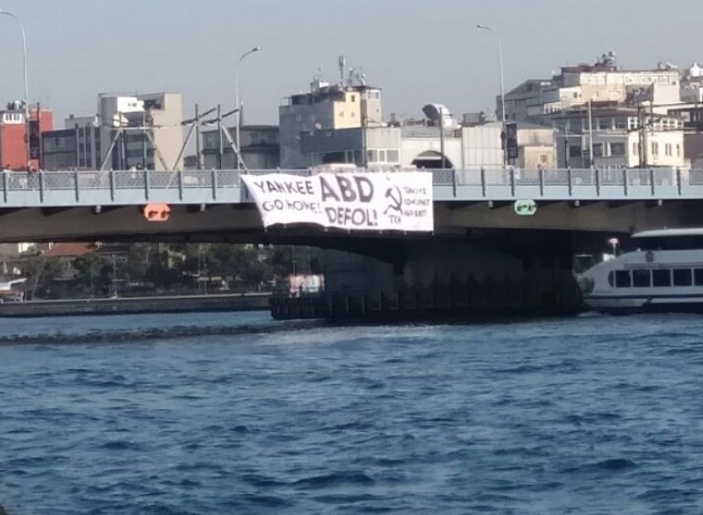Galata Köprüsü'ne 'ABD Defol' pankartı