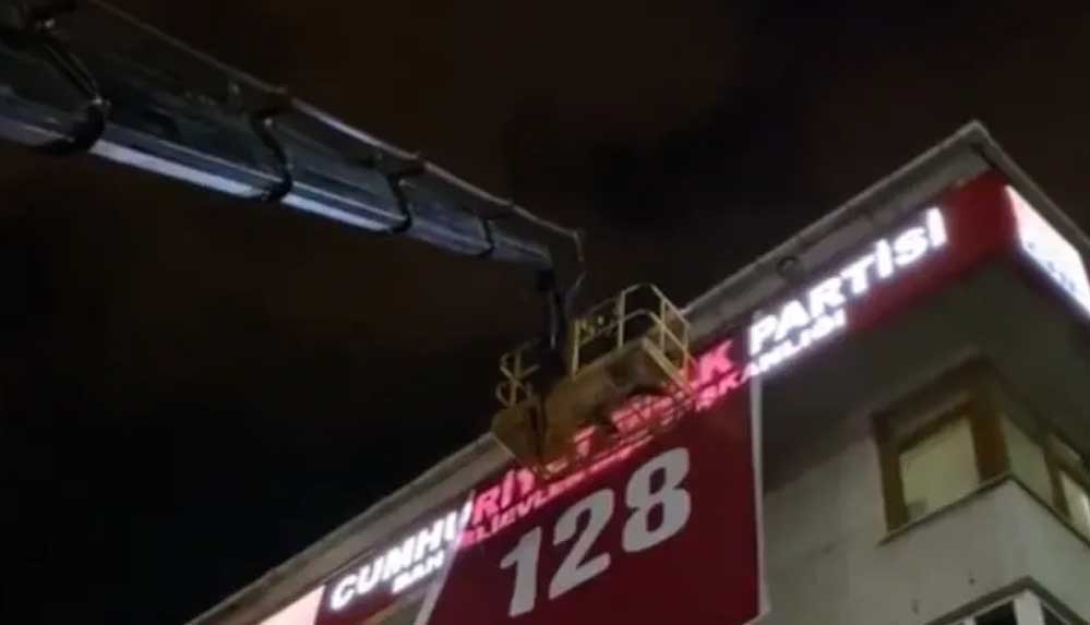 '128 Milyar Dolar Nerede?' pankartının ardından, sadece '128' yazılı pankartlar da vinçle indirdi! 4 '128-Milyar-Dolar-Nerede-'-pankartının-ardından,-sadece-'128'-yazılı-pankartlar-da-vinçle-indirdi!