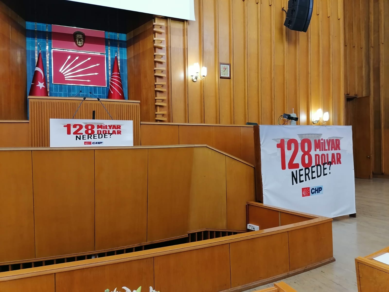 Kılıçdaroğlu '128 milyar dolar nerede' pankartlarını kürsüye taşıdı: Eğer hesabını veremiyorsan korkma sandığı getir, namusunla git