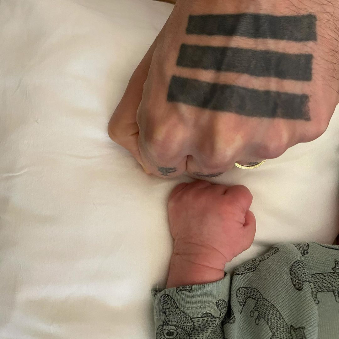 Ünlü şarkıcı Can Bonomo'dan oğlu Roman ile ilk poz