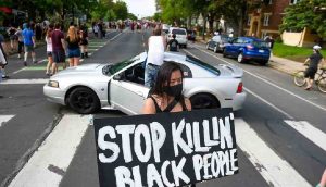 ABD'de polis şiddeti devam ediyor: Silahsız siyah genci önce evine bıraktı, sonra da vurdu