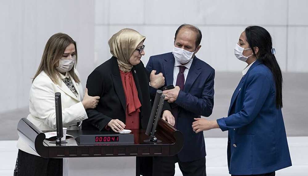 AKP-Milletvekili-Belgin-Uygur-kürsüde-fenalaştı,-oturuma-ara-verildi