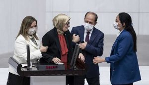 AKP Milletvekili Belgin Uygur kürsüde fenalaştı, oturuma ara verildi