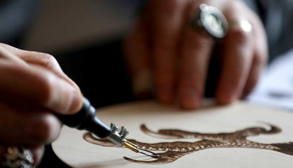 Ahşabı-sabırla-yakarak,-sanat-eserlerine-dönüştürüyor