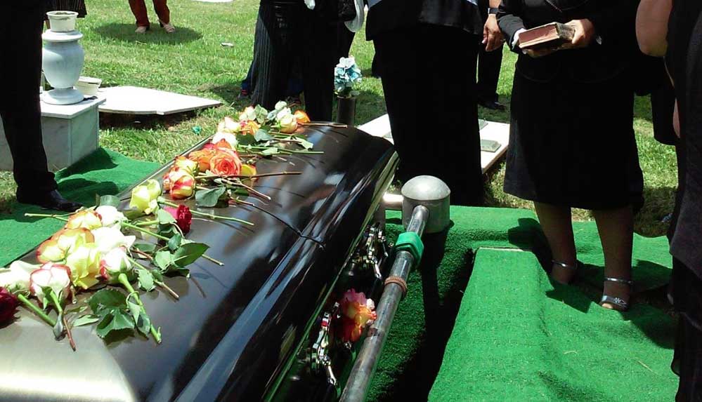 Aile bireyleri trans gencin cinsiyeti üzerinde anlaşamayınca iki mezarı oldu 4 Aile-bireyleri-trans-gencin-cinsiyeti-üzerinde-anlaşamayınca-iki-mezarı-oldu