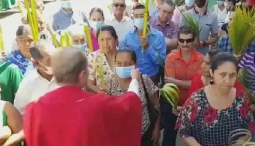 Ayin sırasında katolik rahipten skandal istek