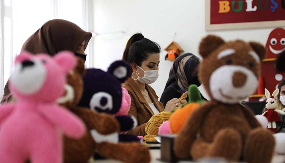 Bingöl'de gönüllüler ihtiyaç sahibi ailelere destek için oyuncak yapıyor