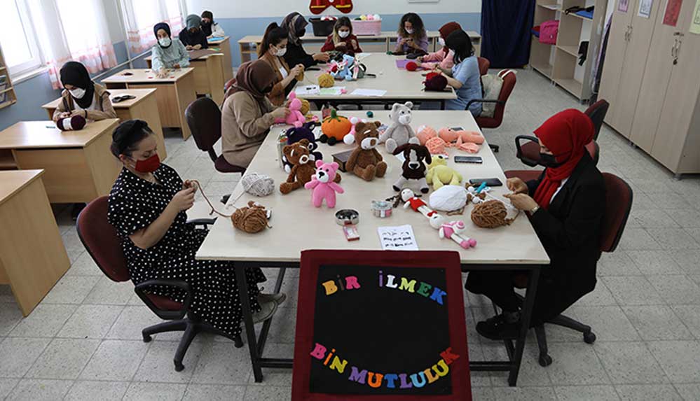 Bingöl'de gönüllüler ihtiyaç sahibi ailelere destek için oyuncak yapıyor