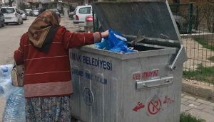 Çöpten plastik toplayan 68 yaşındaki kadın: Plastik toplamazsam gecekondumda ölümü bulurlar