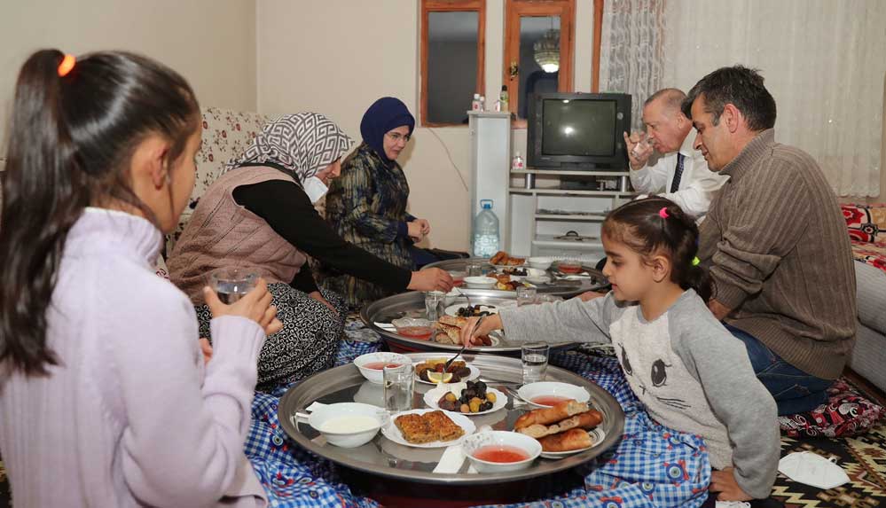 Cumhurbaşkanı Erdoğan ve eşi Emine Erdoğan bir yurttaşın evinde iftara katıldı