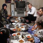 Cumhurbaşkanı-Erdoğan-ve-eşi-Emine-Erdoğan-bir-yurttaşın-evinde-iftara-katıldı