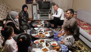 Cumhurbaşkanı Erdoğan ve eşi Emine Erdoğan bir yurttaşın evinde iftara katıldı