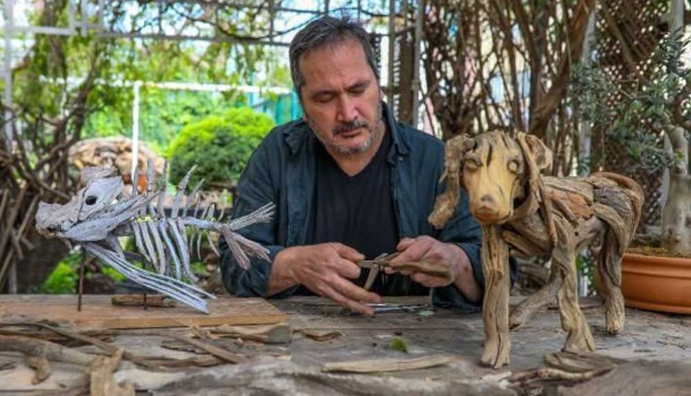 Doğadan-topladığı-tahta-parçalarıyla-heykel-yapıyor-3