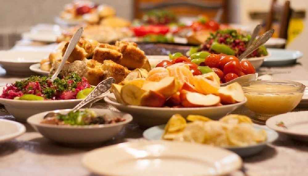 Dört kişilik mükellef bir iftar sofrası 410-630 lira arasında kuruluyor