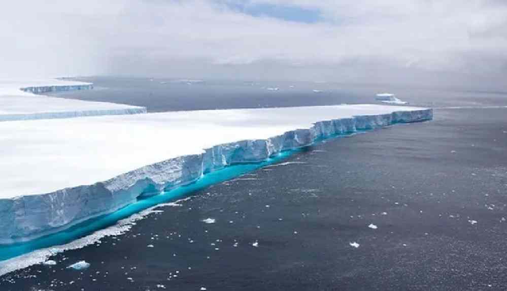 Dünyanın en büyük buz dağı paramparça oldu