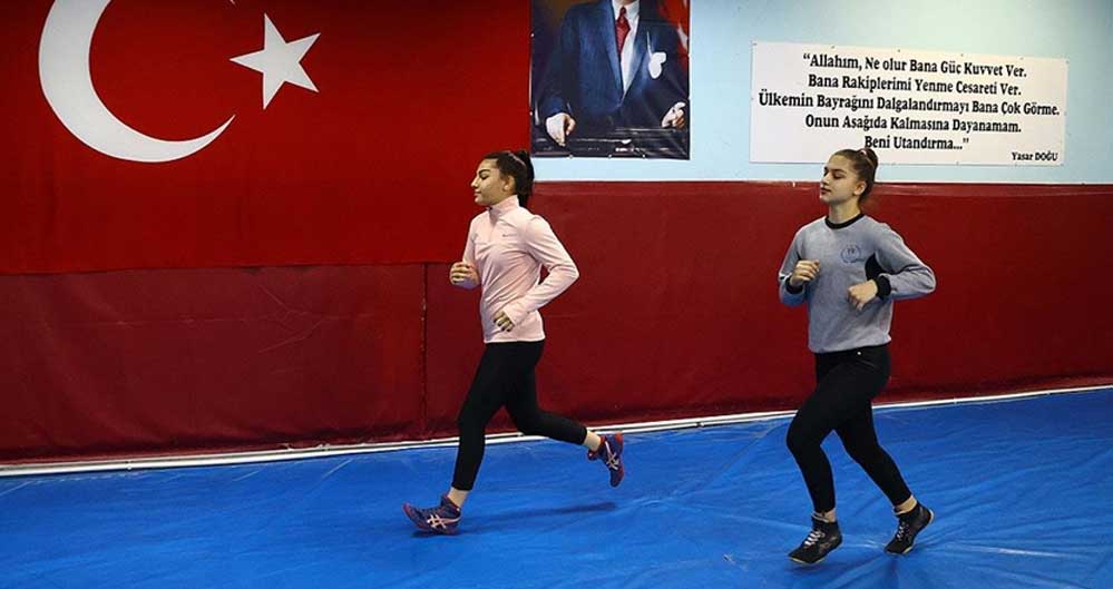 Edirneli milli güreşçiler "Kızlar güreş yapamaz" diyenlere inat Avrupa Şampiyonasına hazırlanıyor