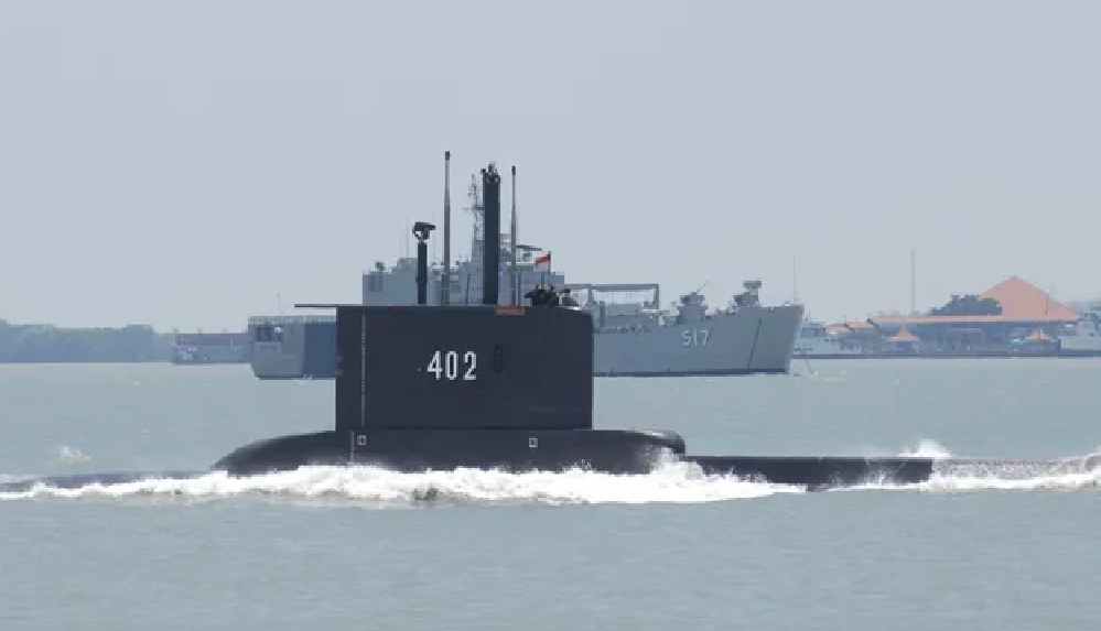 Endonezya'daki kayıp denizaltıya ait parçalar bulundu