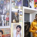 Evinin duvarlarını hayranı olduğu Müslüm Gürses'in posterleriyle donattı