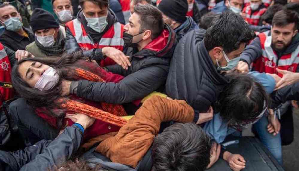 İsmail Saymaz: Kadıköy'de sanki iç düşman ayaklanması bastırılır gibi, üniversitelilere korkunç bir şiddetle müdahale edildi