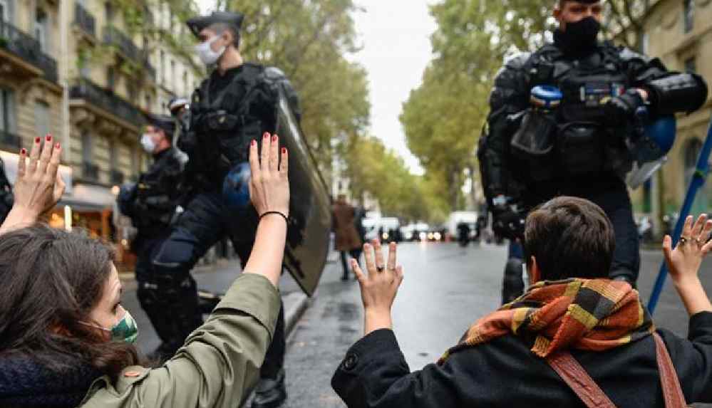 Fransa'da, protestolara neden olan genel güvenlik yasa tasarısı kabul edildi