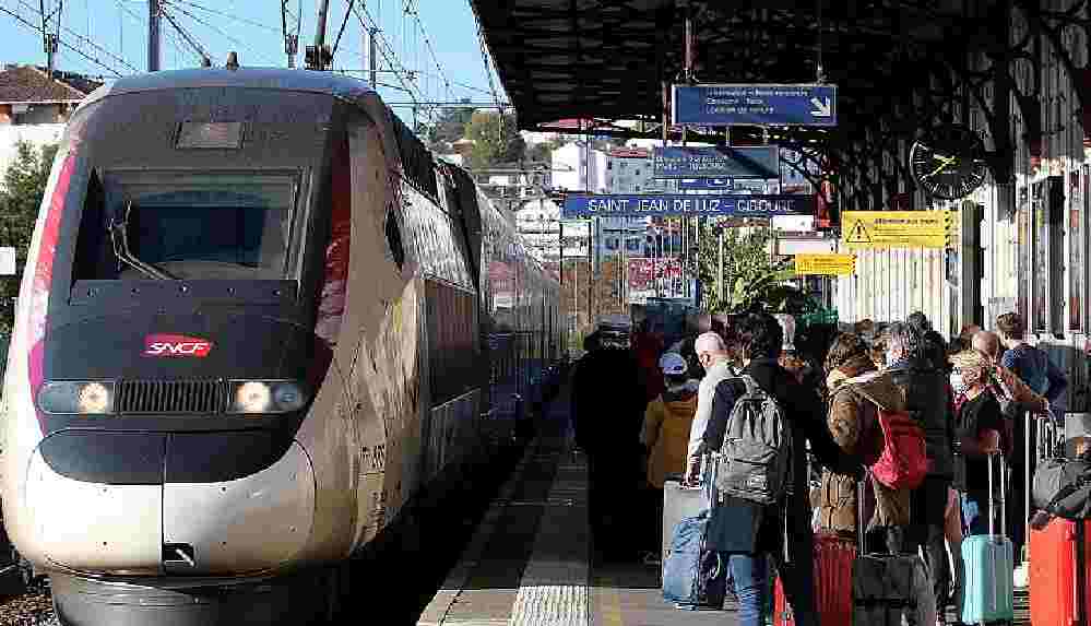 Fransa'da trenle 2,5 saat mesafedeki yerlere uçakla yolculuk yasaklanıyor
