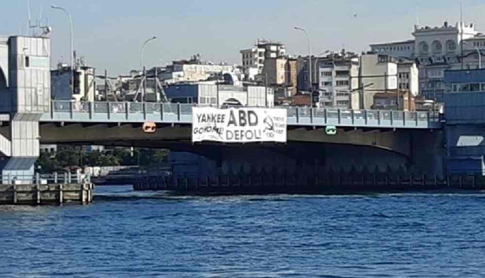 Galata Köprüsü'ne 'ABD Defol' pankartı