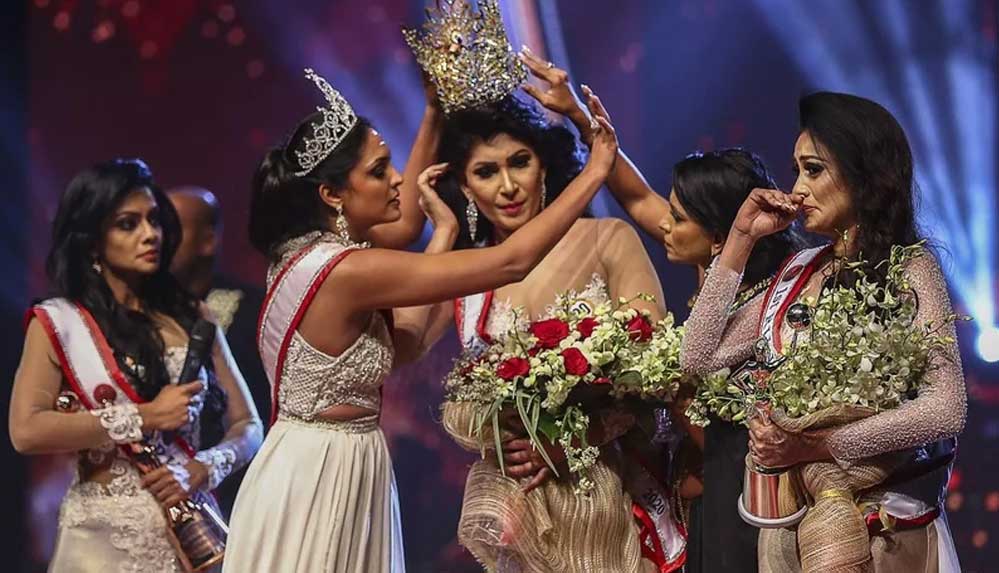 Güzellik-yarışmasında-skandal--Birinci-olanın-tacını-aldı,-ikinciye-taktı!